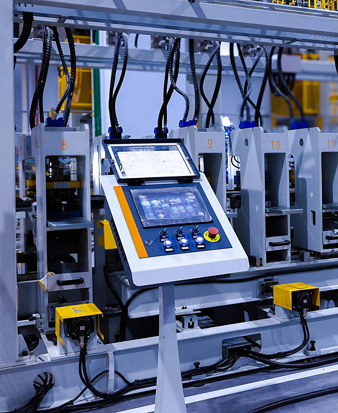 Mando de control HMI en una línea de producción industrial